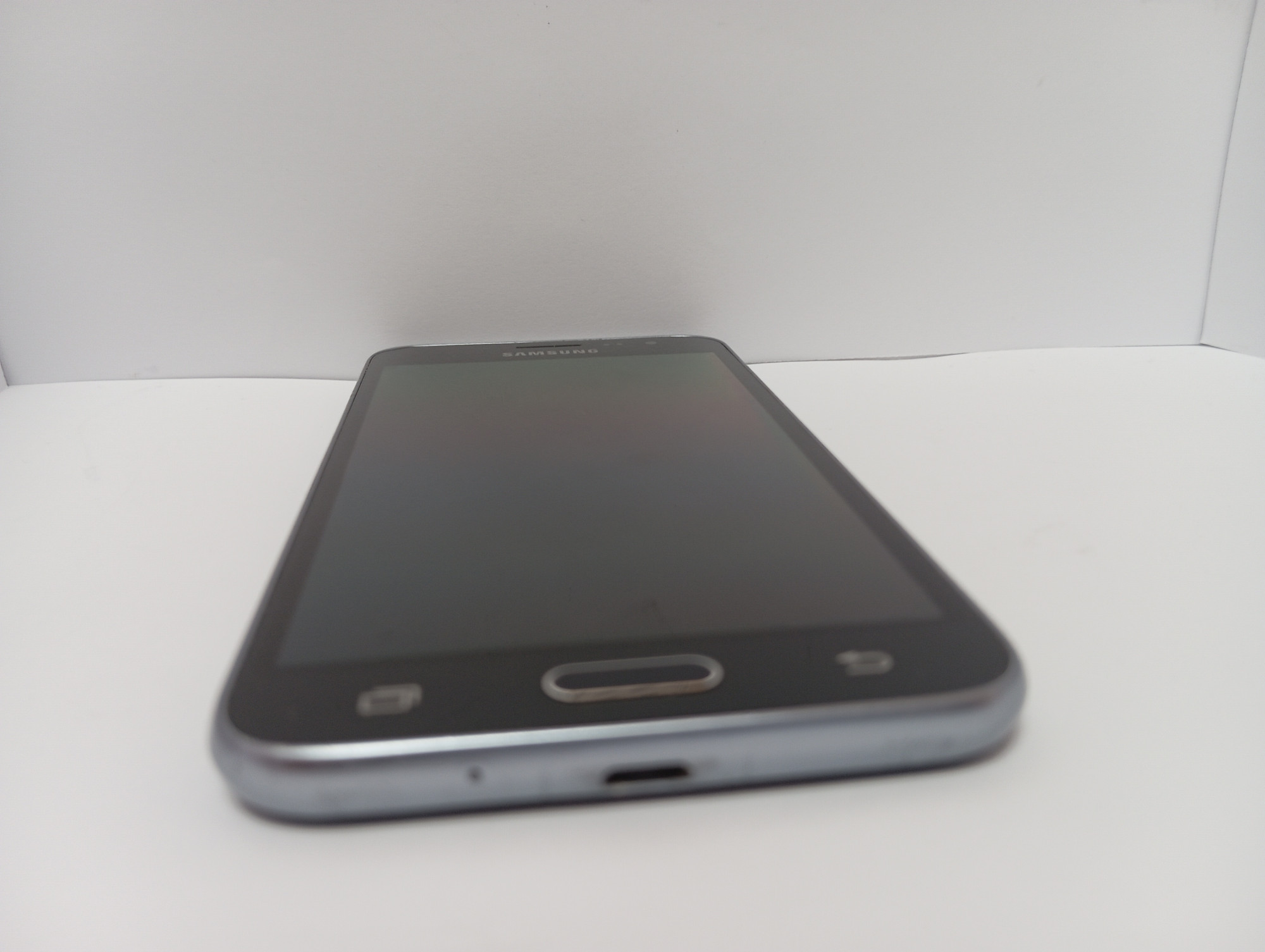 Samsung Galaxy J3 (SM-J320F) 1/8Gb 5