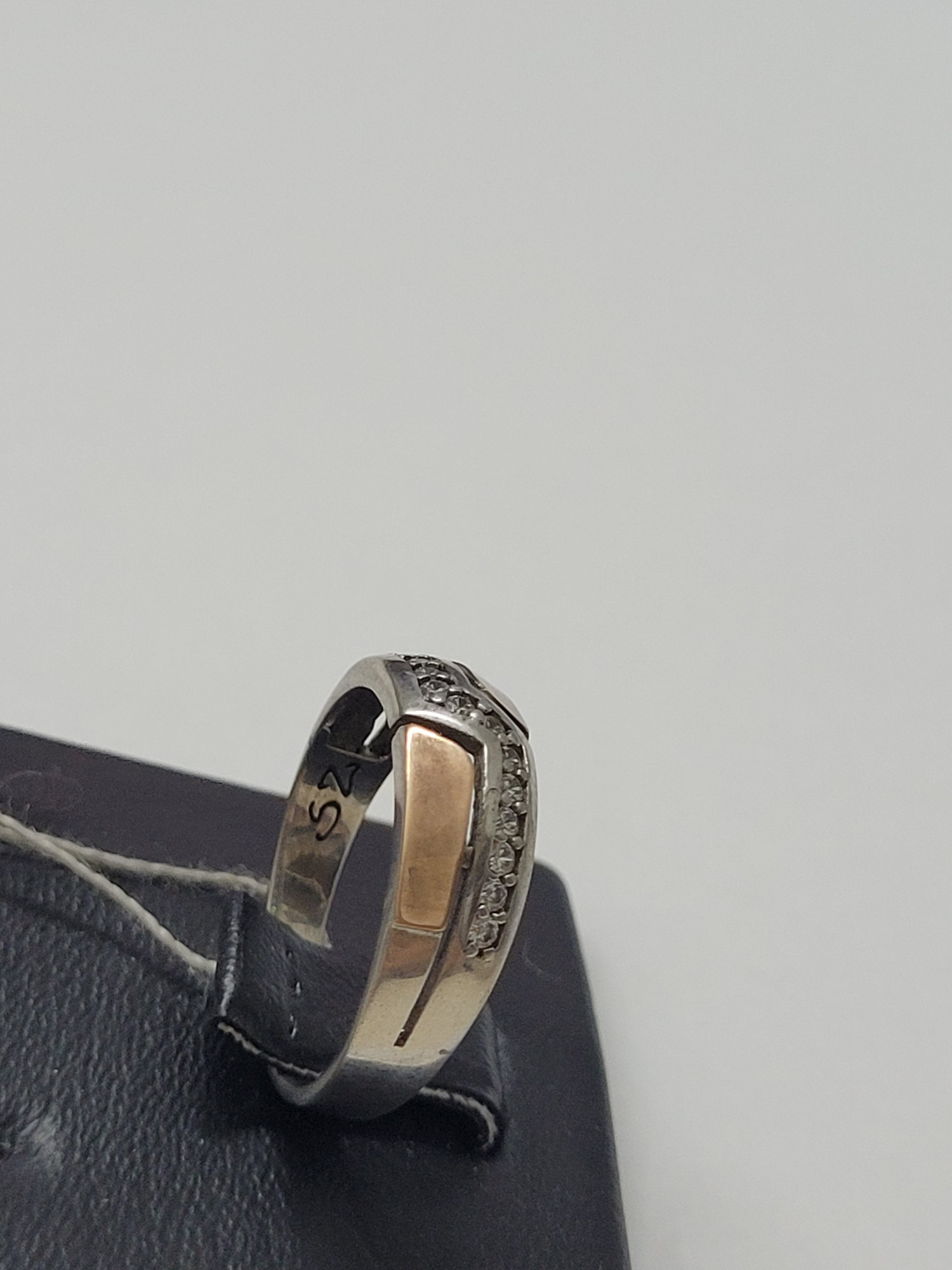 Серебряное кольцо с позолотой и цирконием (30509871) 1