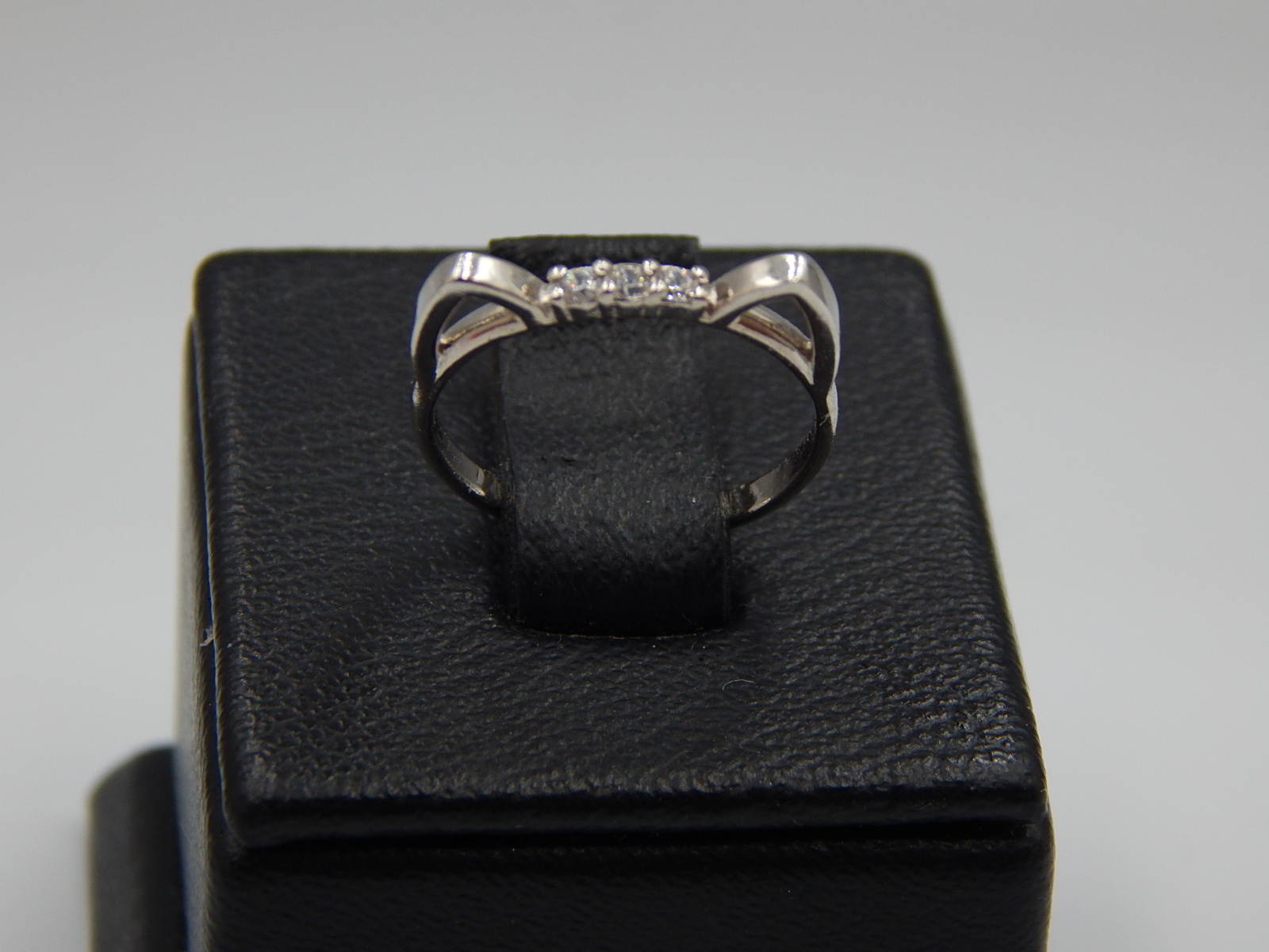 Серебряное кольцо с цирконием (31112558) 1