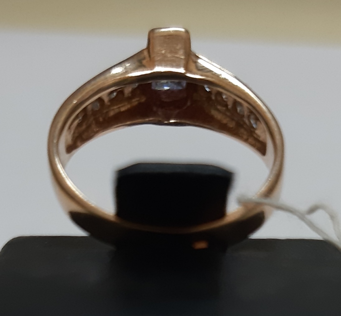 Кольцо из красного и белого золота с цирконием (31386146)  10