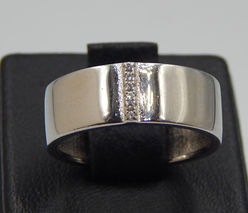Серебряное кольцо с цирконием (30470010) 0