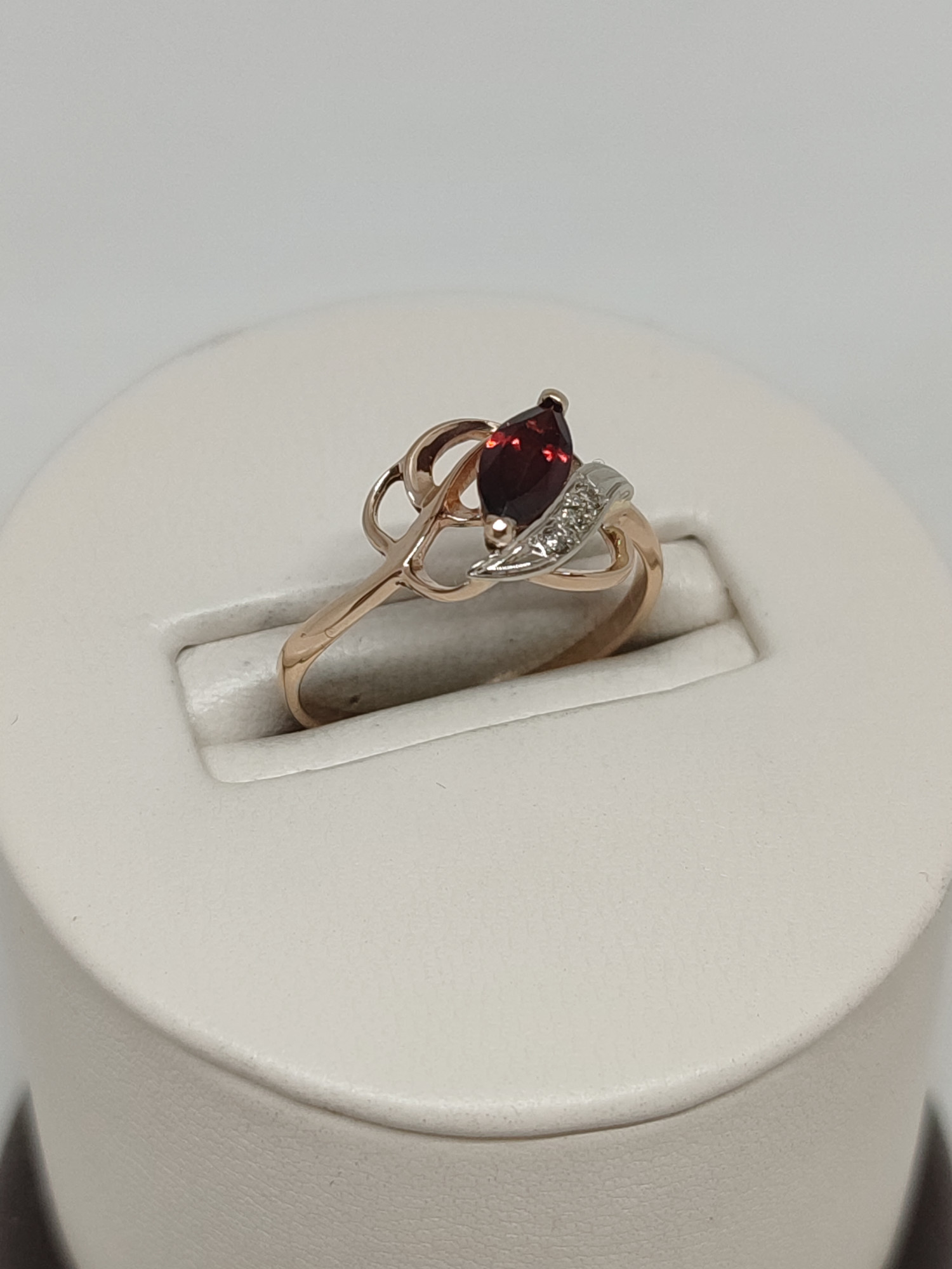 Кольцо из красного и белого золота с гранатом и бриллиантом (-ми) (33163661) 1