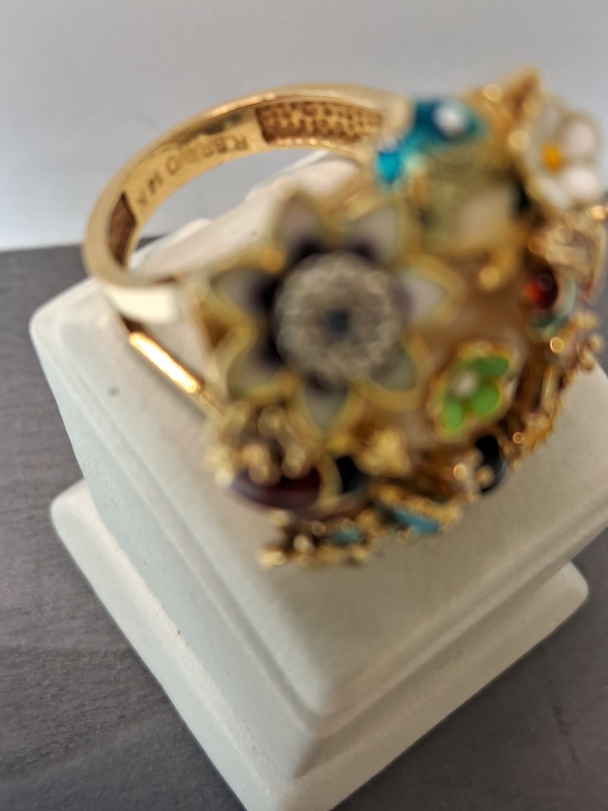 Кольцо из желтого золота с рубином, сапфиром, перидотом, эмалью и бриллиантом (-ми) (31299648) 7