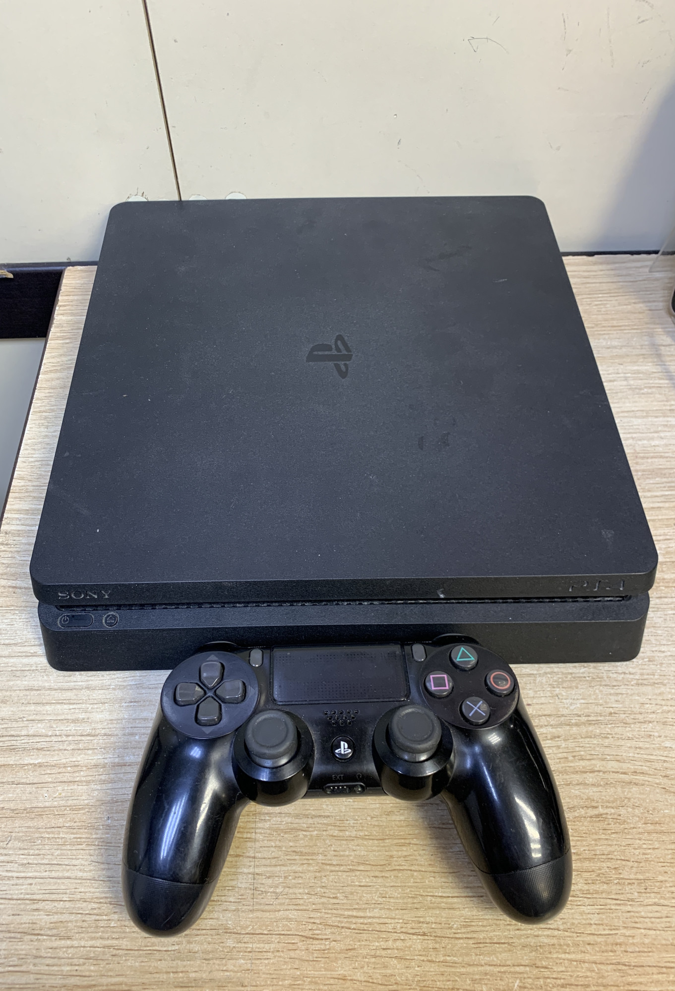 Ігрова приставка Sony PlayStation 4 Slim 1000GB 1