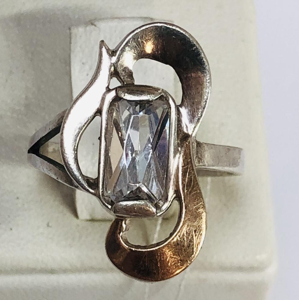 Серебряное кольцо с золотой вставкой и цирконием (33933885) 0