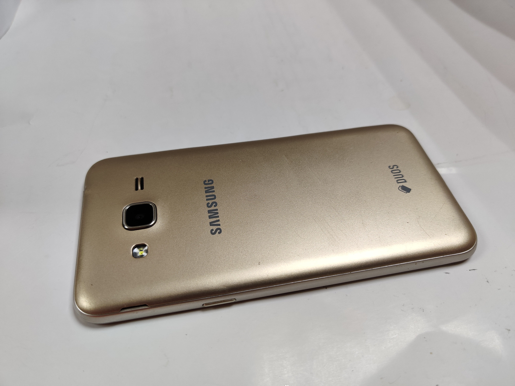 Samsung Galaxy J3 2016 Gold (SM-J320HZDD) 1/8Gb 5