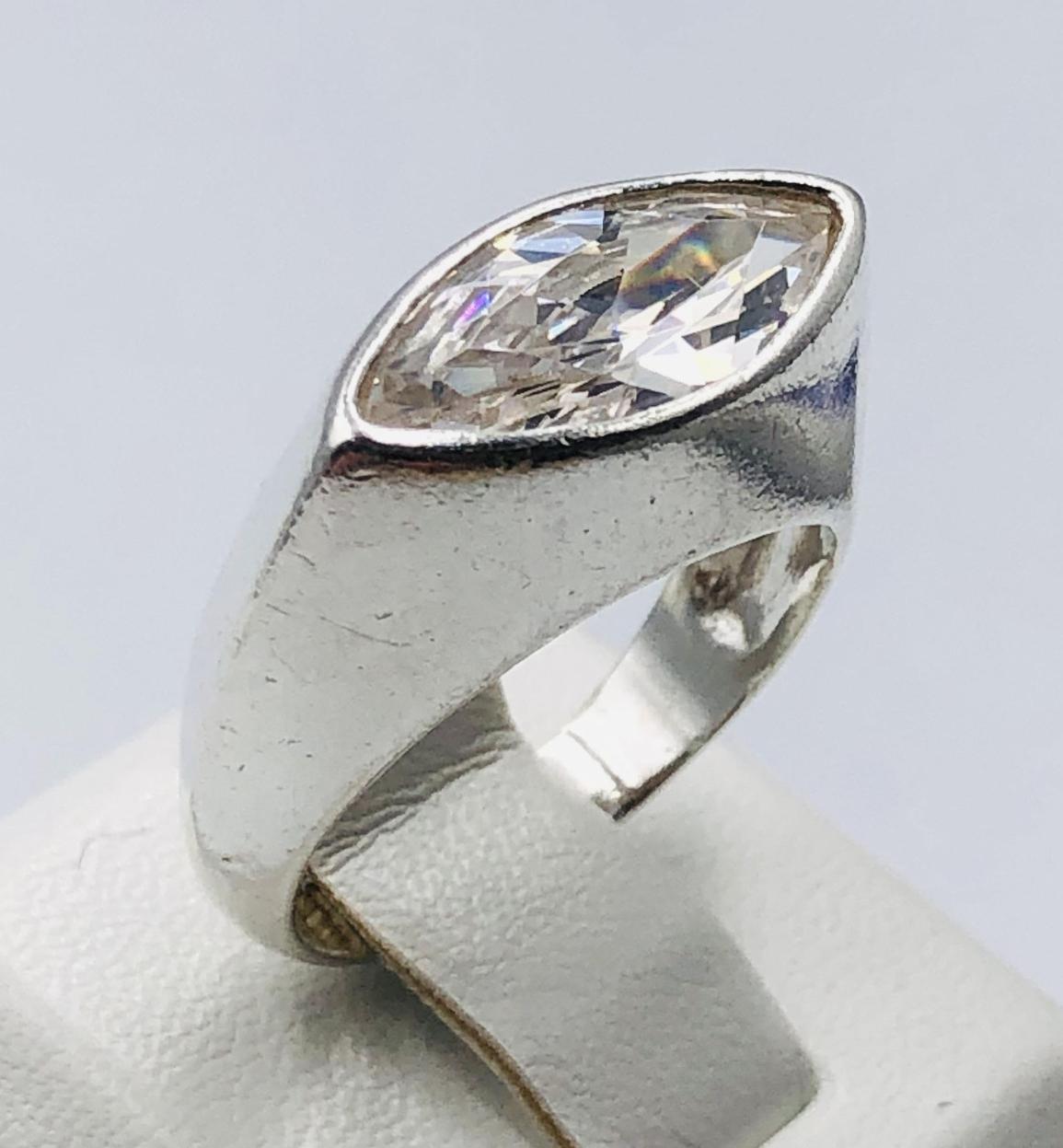 Серебряное кольцо с цирконием (33792645) 0