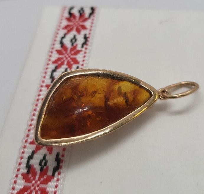 Кулон из красного золота с янтарем и цирконием (31618300) 2