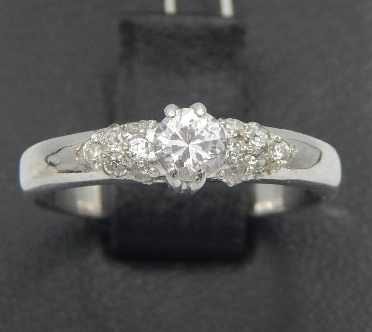 Серебряное кольцо с цирконием (30514429) 0