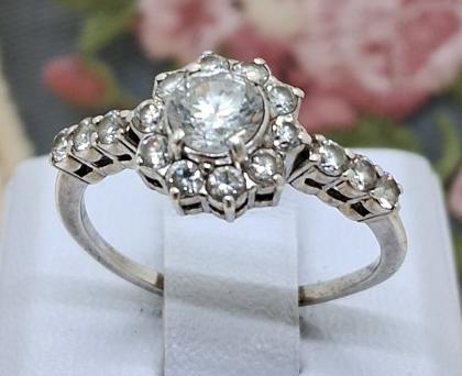 Серебряное кольцо с цирконием (32741467) 0