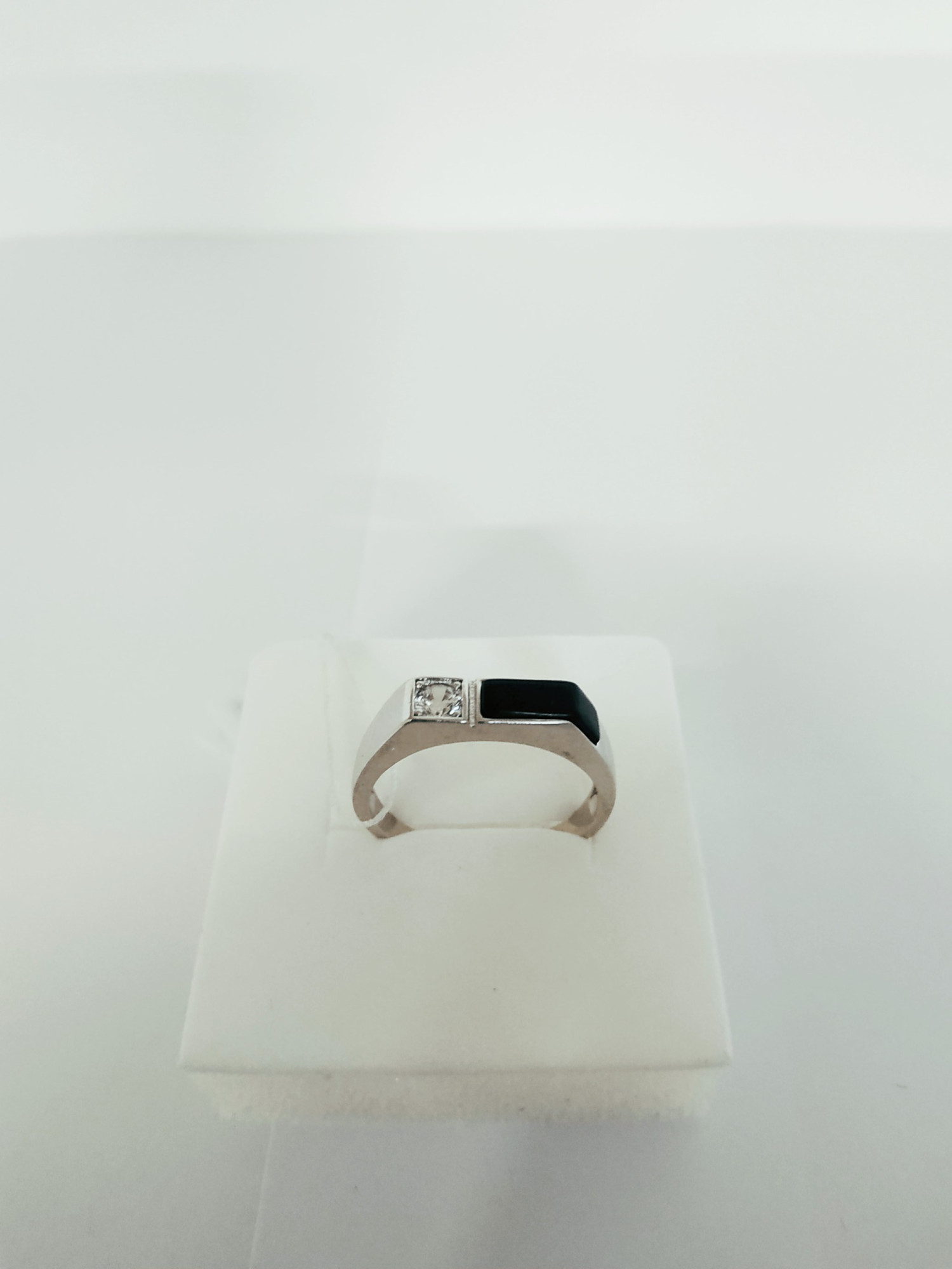 Серебряный перстень с ониксом и цирконием (30775220) 1