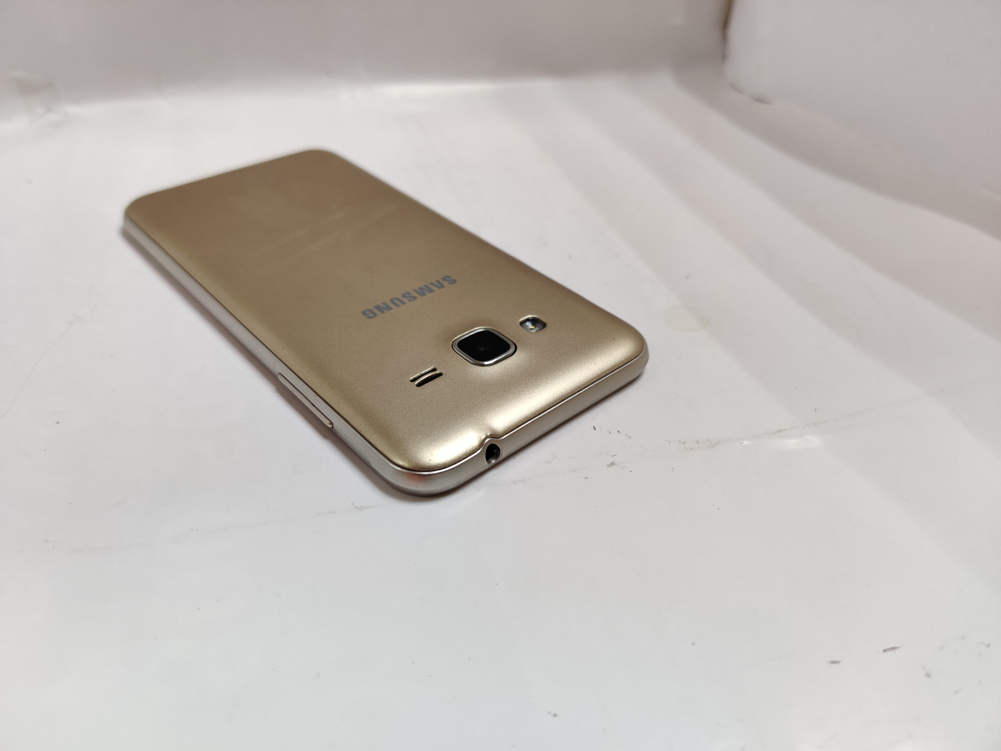 Samsung Galaxy J3 2016 Gold (SM-J320HZDD) 1/8Gb 4