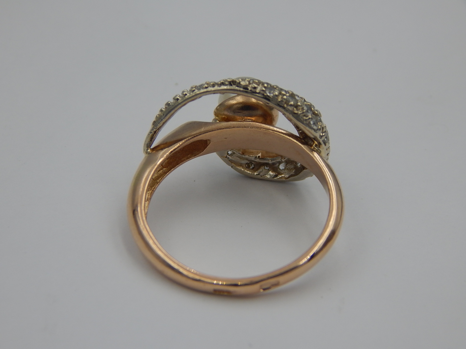 Кольцо из красного и белого золота с жемчугом и цирконием (30512914) 5