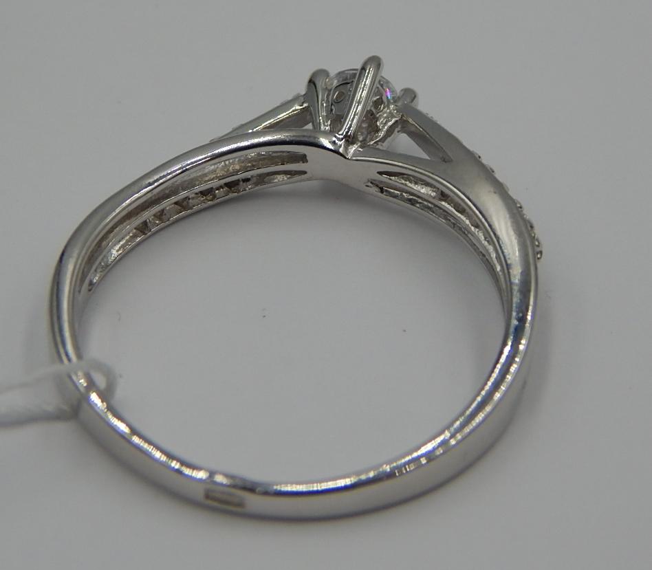 Серебряное кольцо с цирконием (30852608) 1