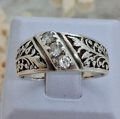 Серебряное кольцо с цирконием (32649030) 0