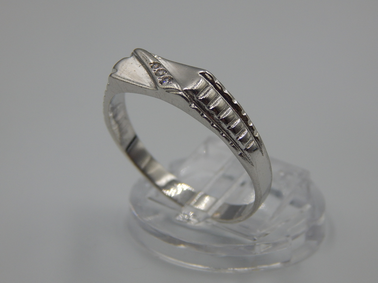 Серебряное кольцо с цирконием (33232353) 1