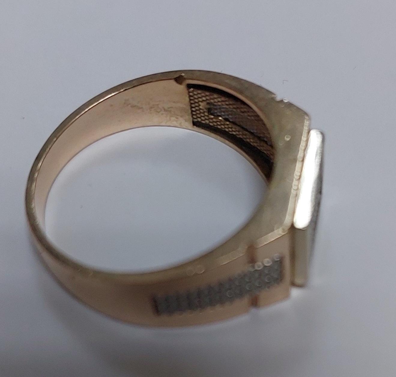 Перстень из красного и белого золота с цирконием (32956696)  5