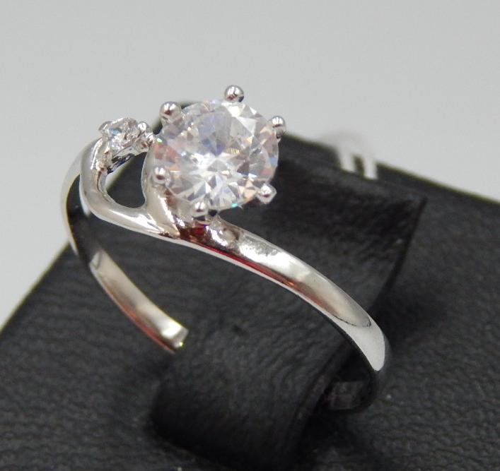 Серебряное кольцо с цирконием (30667518) 1