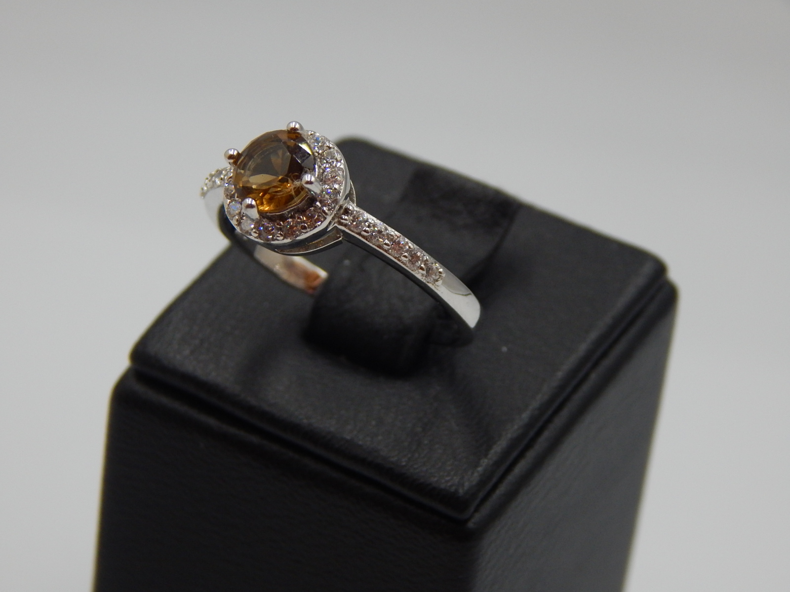 Серебряное кольцо с цирконием (30536625) 1