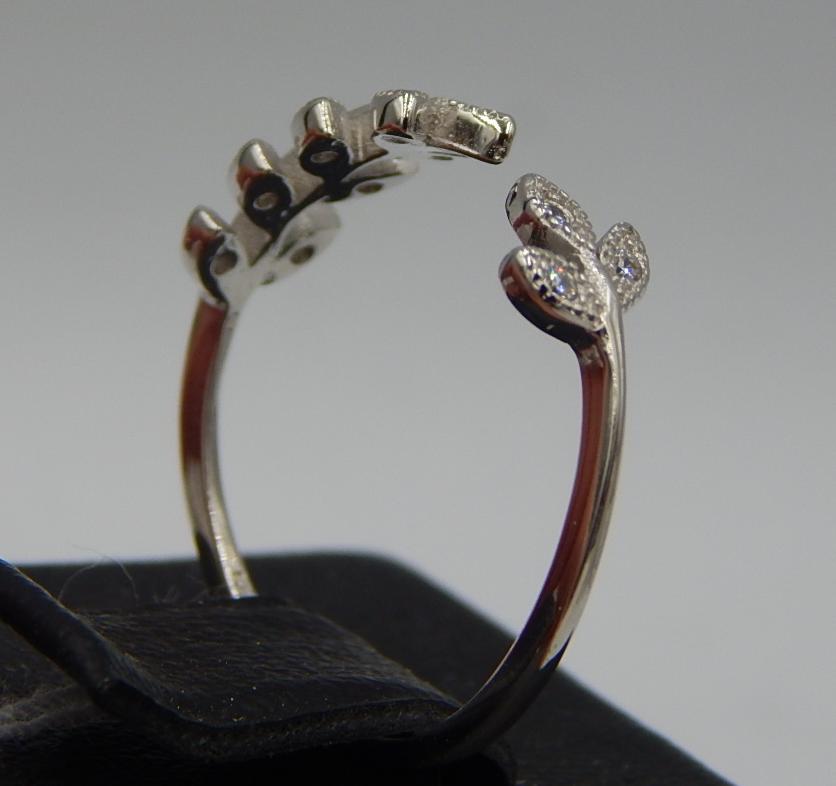 Серебряное кольцо с цирконием (30469334) 1