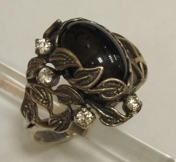 Серебряное кольцо с ониксом и цирконием (33678408) 1