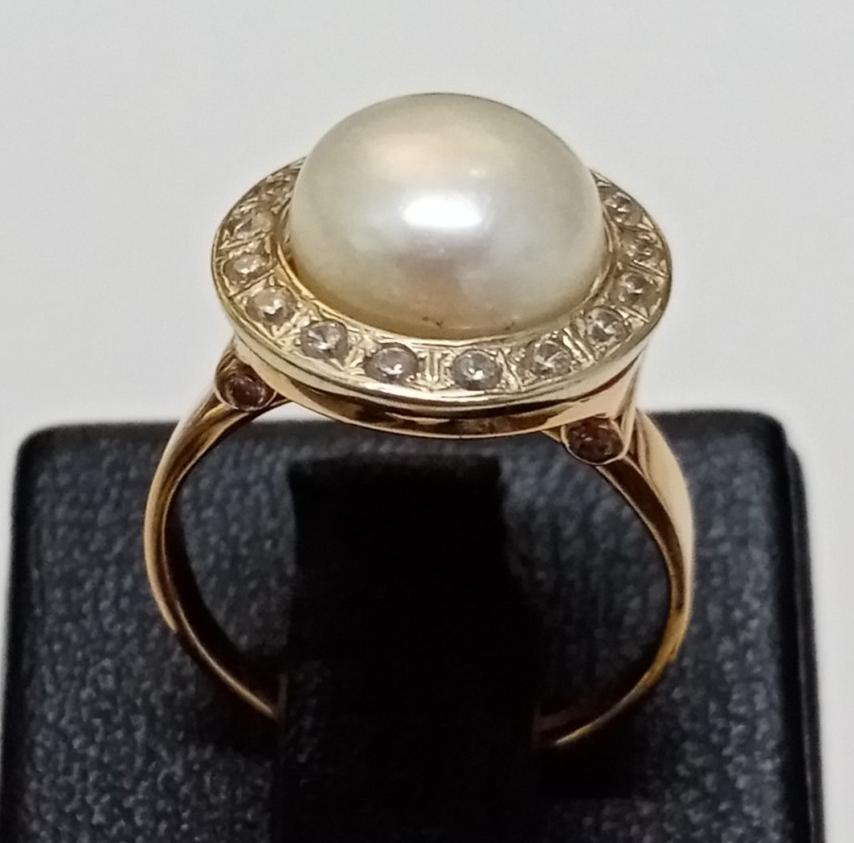 Кольцо из красного и белого золота с жемчугом и цирконием (32037159) 0