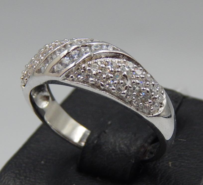 Серебряное кольцо с цирконием (30805677) 1