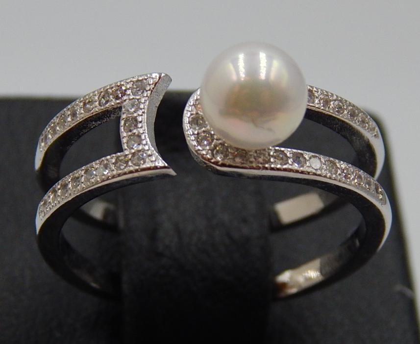 Серебряное кольцо с жемчугом и цирконием (30537100)  0