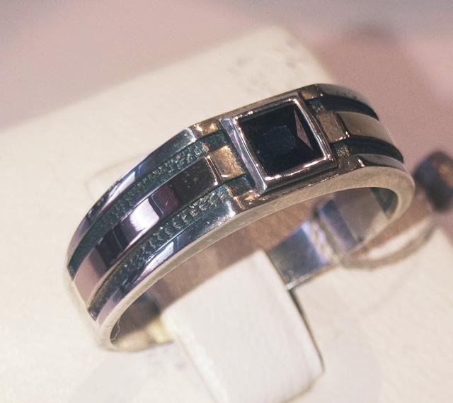 Серебряное кольцо с золотой вставкой и ониксом (27630001) 0