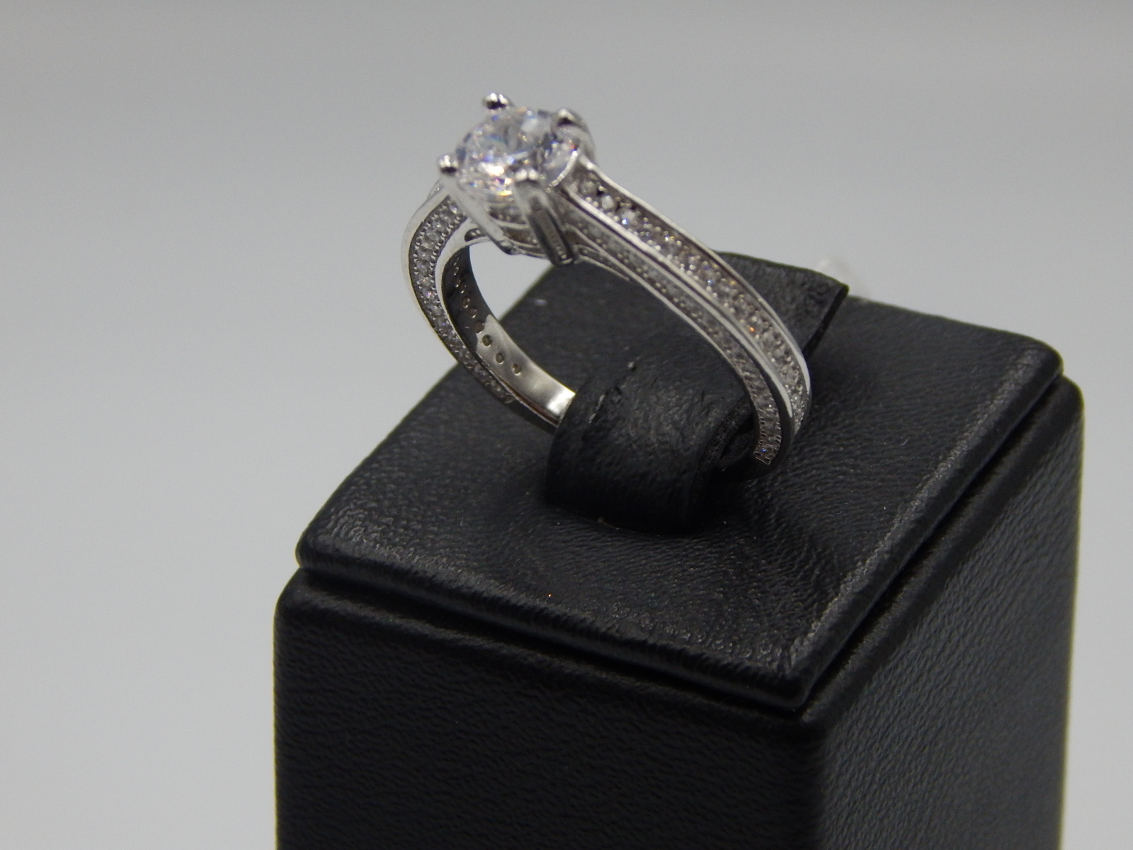 Серебряное кольцо с цирконием (32464334) 1