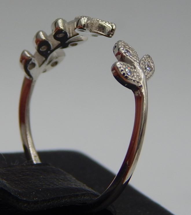 Серебряное кольцо с цирконием (30490443) 1