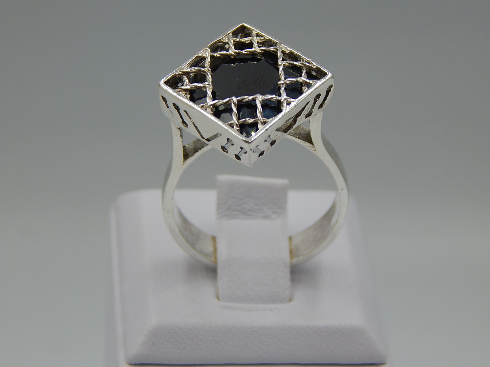 Серебряное кольцо с цирконием (30614863) 0