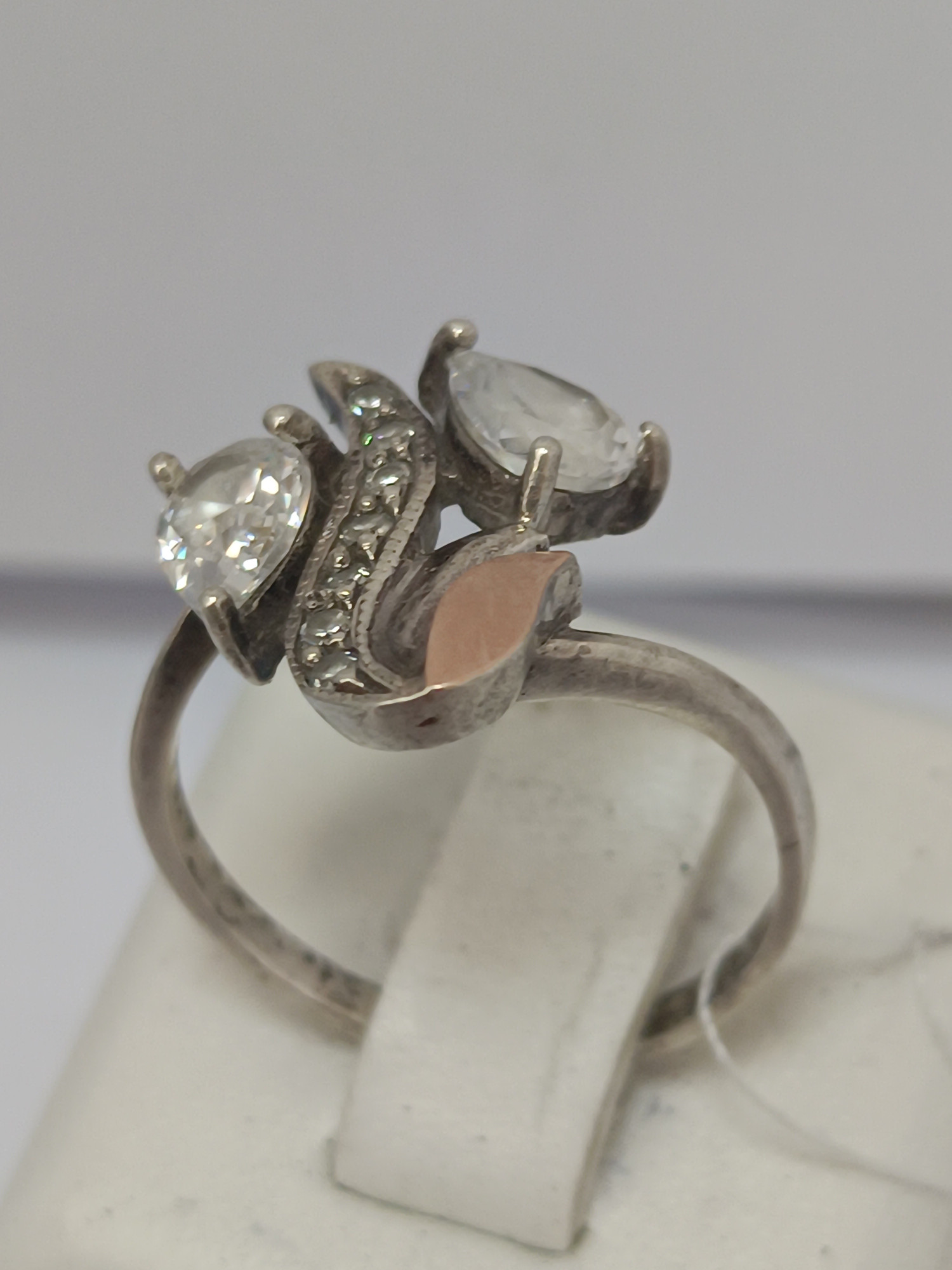 Серебряное кольцо с золотой вставкой и цирконием (33809557) 1