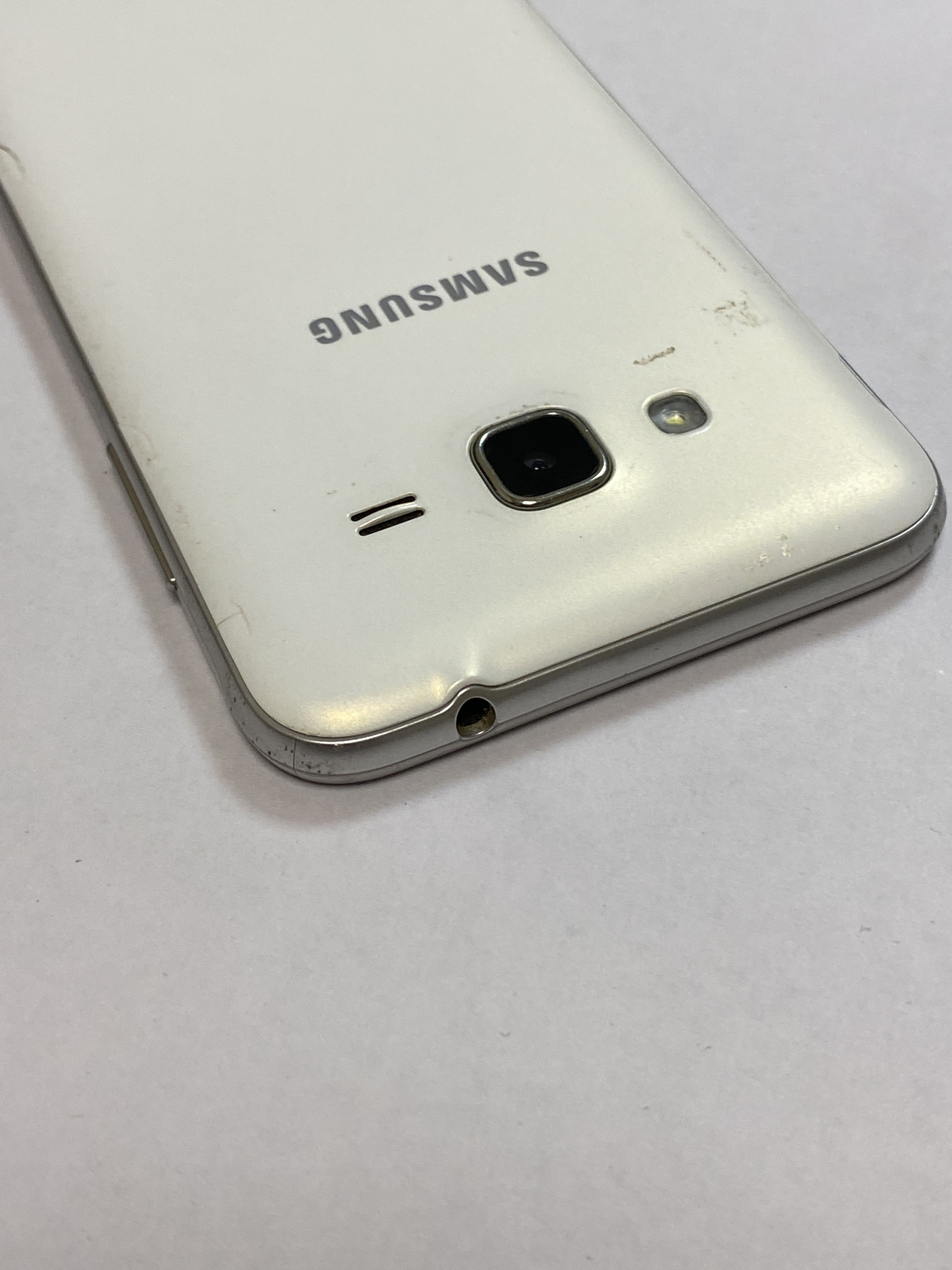 Samsung Galaxy J3 2016 White (SM-J320HZWD) 1/8Gb 3