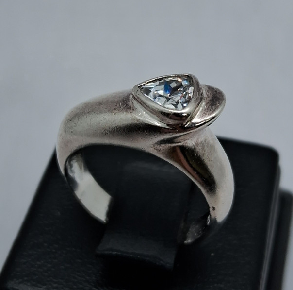 Серебряное кольцо с цирконием (32648765) 0