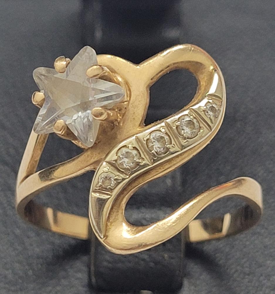 Кольцо из красного и белого золота с цирконием (32421061) 0