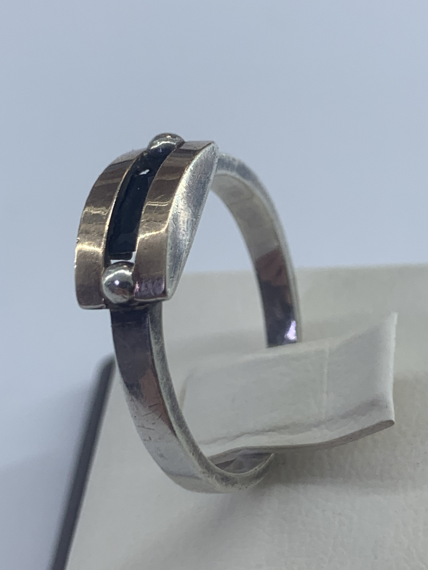 Серебряное кольцо с позолотой и ониксом (33287510) 1