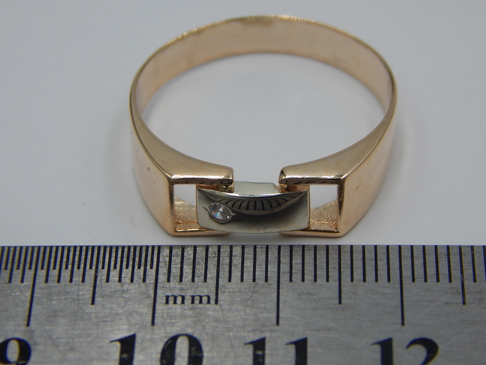 Перстень из красного и белого золота с цирконием (29220005) 6