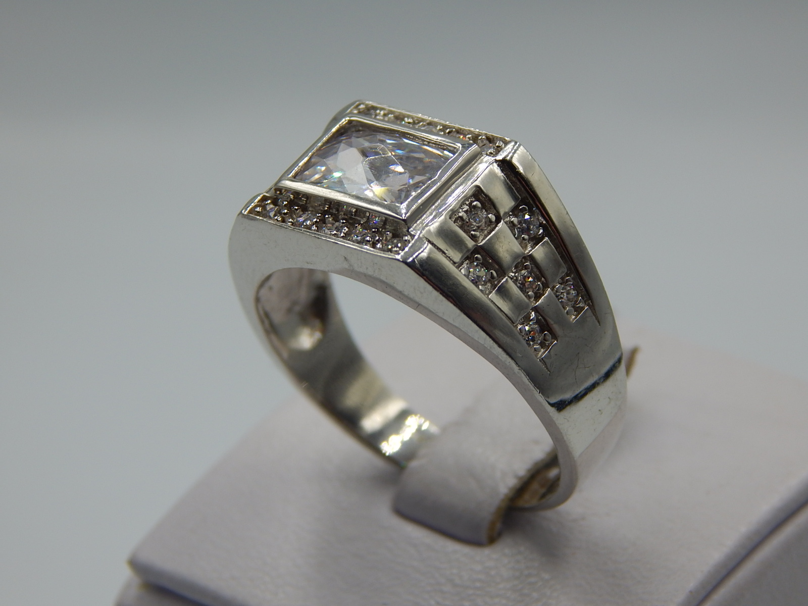 Серебряное кольцо с цирконием (33008371) 1