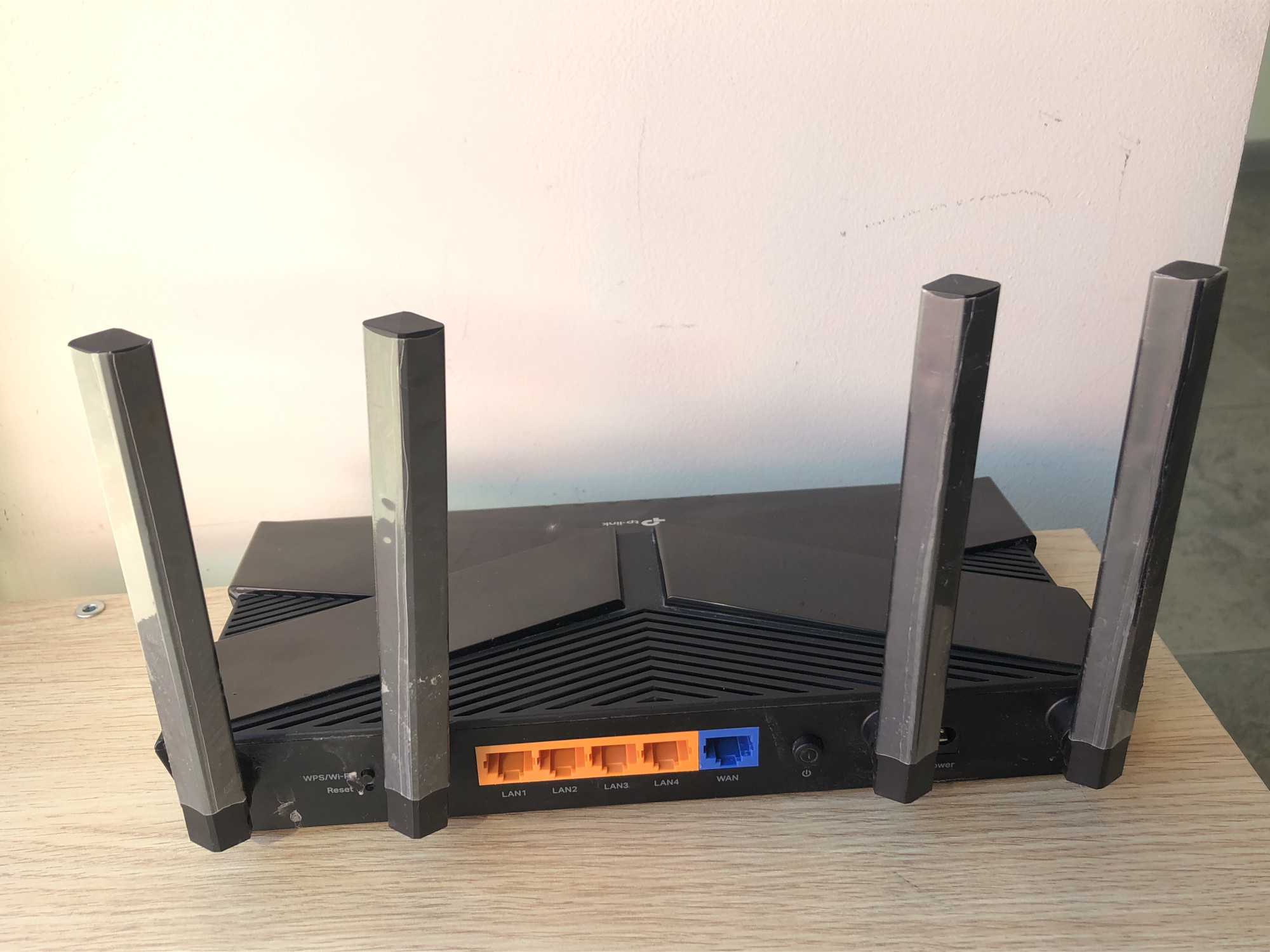 Wi-Fi роутер TP-Link EX220 1