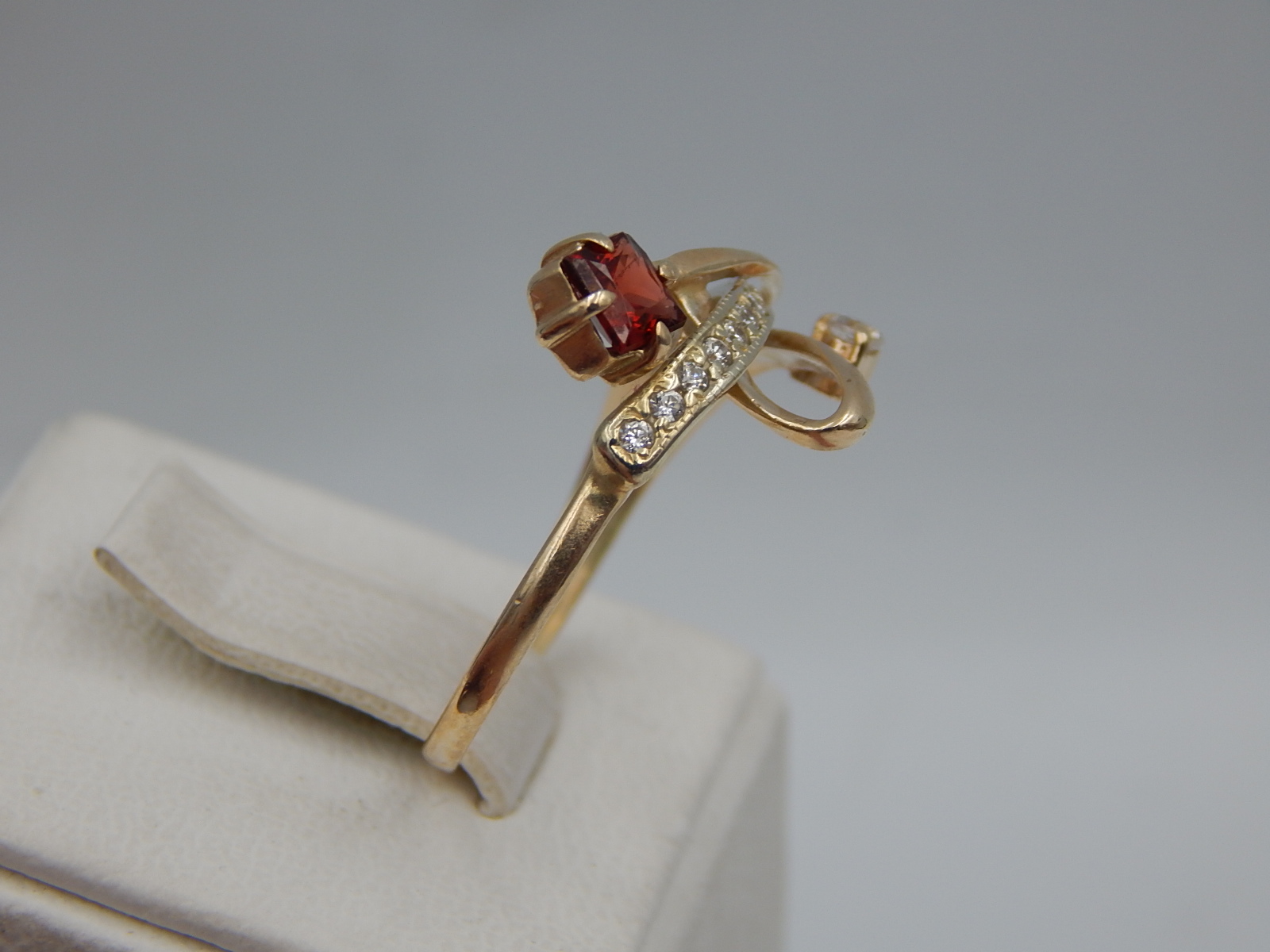 Кольцо из красного и белого золота с цирконием (30529443) 1
