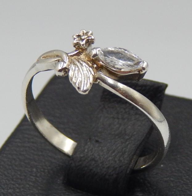 Серебряное кольцо с цирконием (32440681) 1