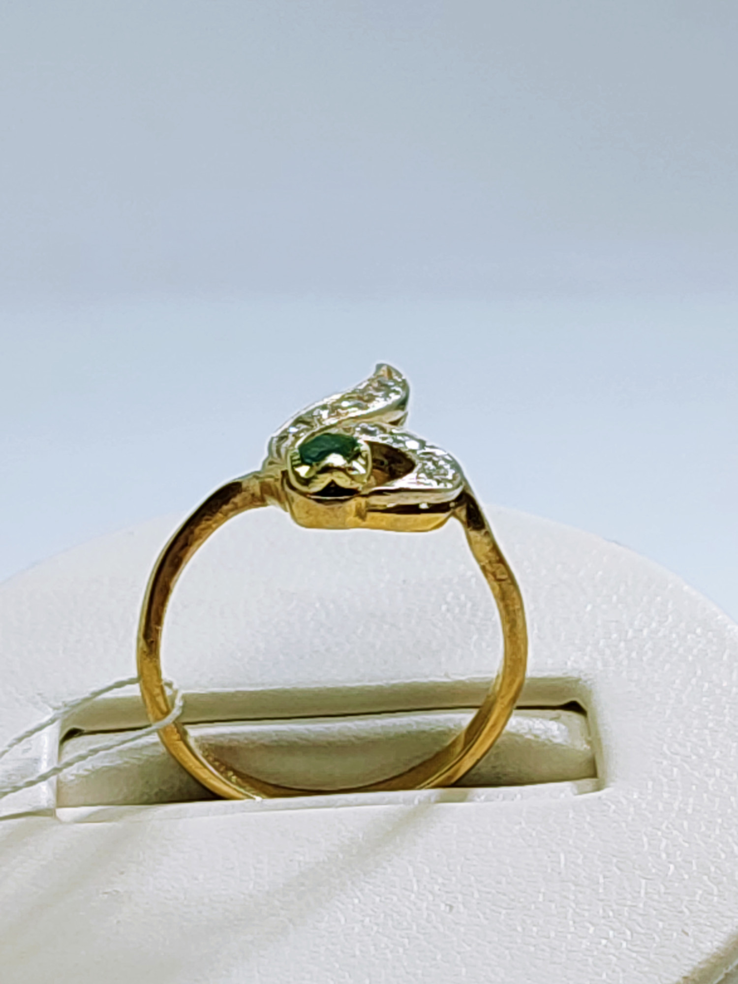 Кольцо из желтого и белого золота с бриллиантами и изумрудом (27417429) 10