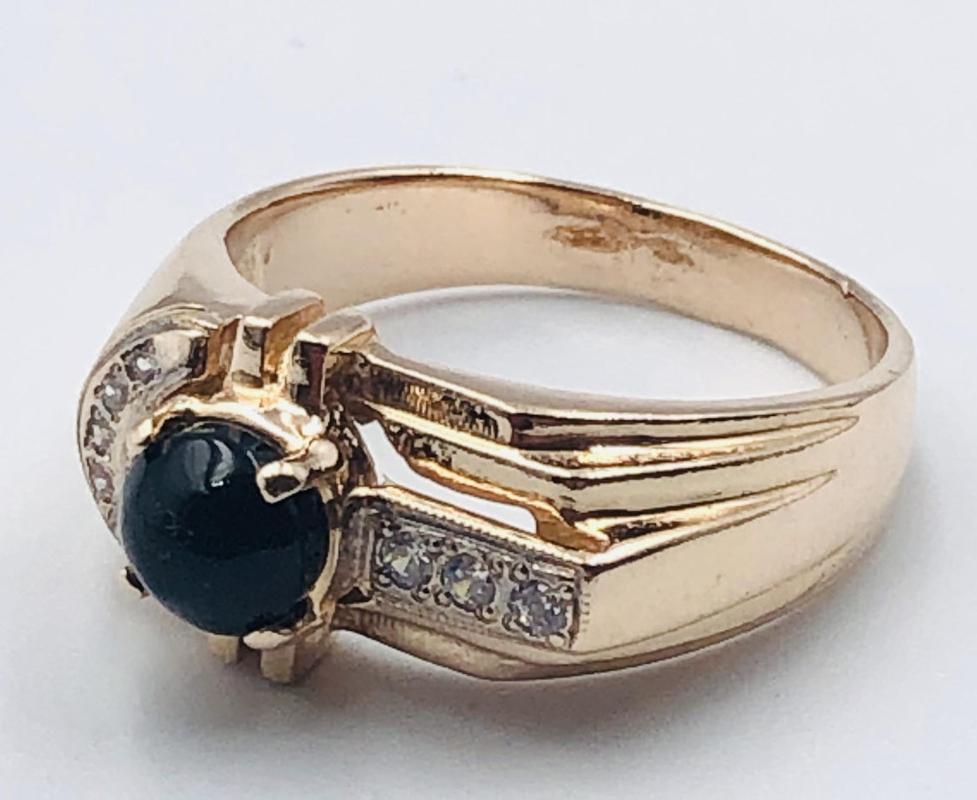 Перстень из красного и белого золота с ониксом и цирконием (31881165) 1
