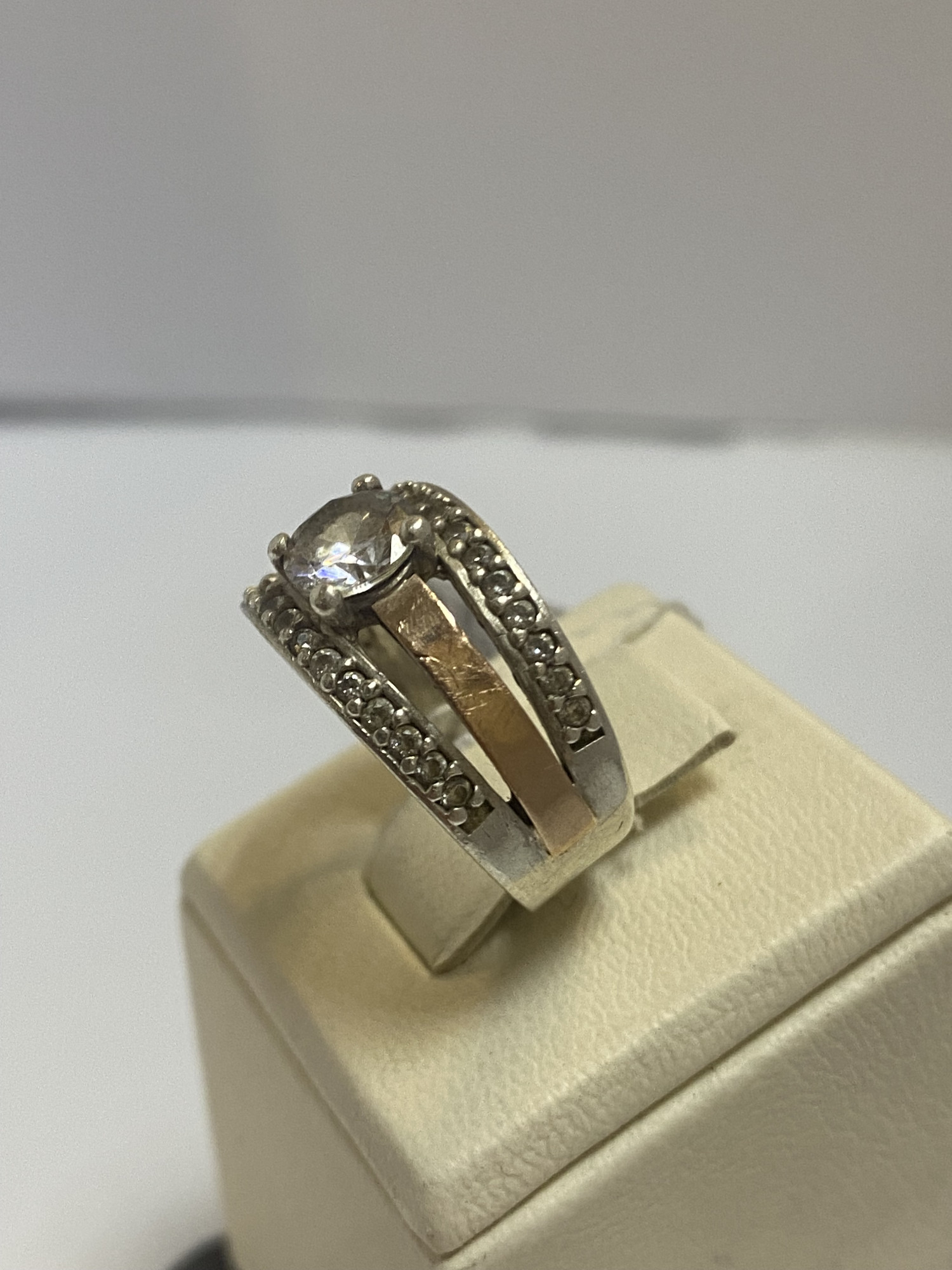 Серебряное кольцо с цирконием и позолотой (33796445) 1