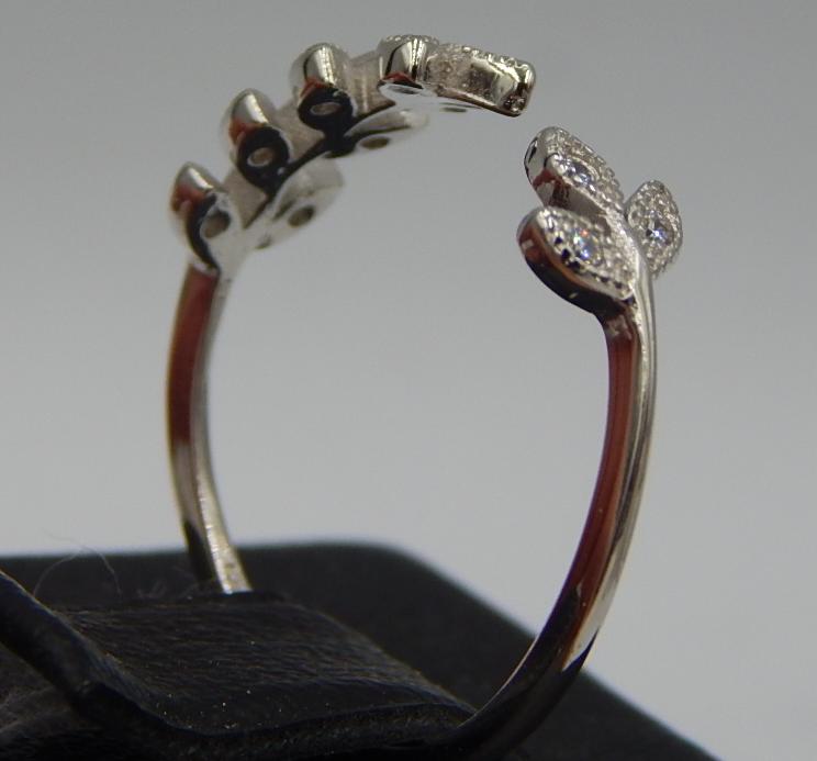 Серебряное кольцо с цирконием (30517917) 1