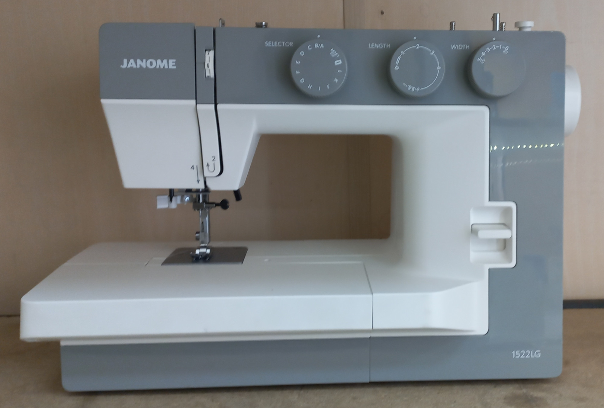 Швейная машина Janome 1522LG 0