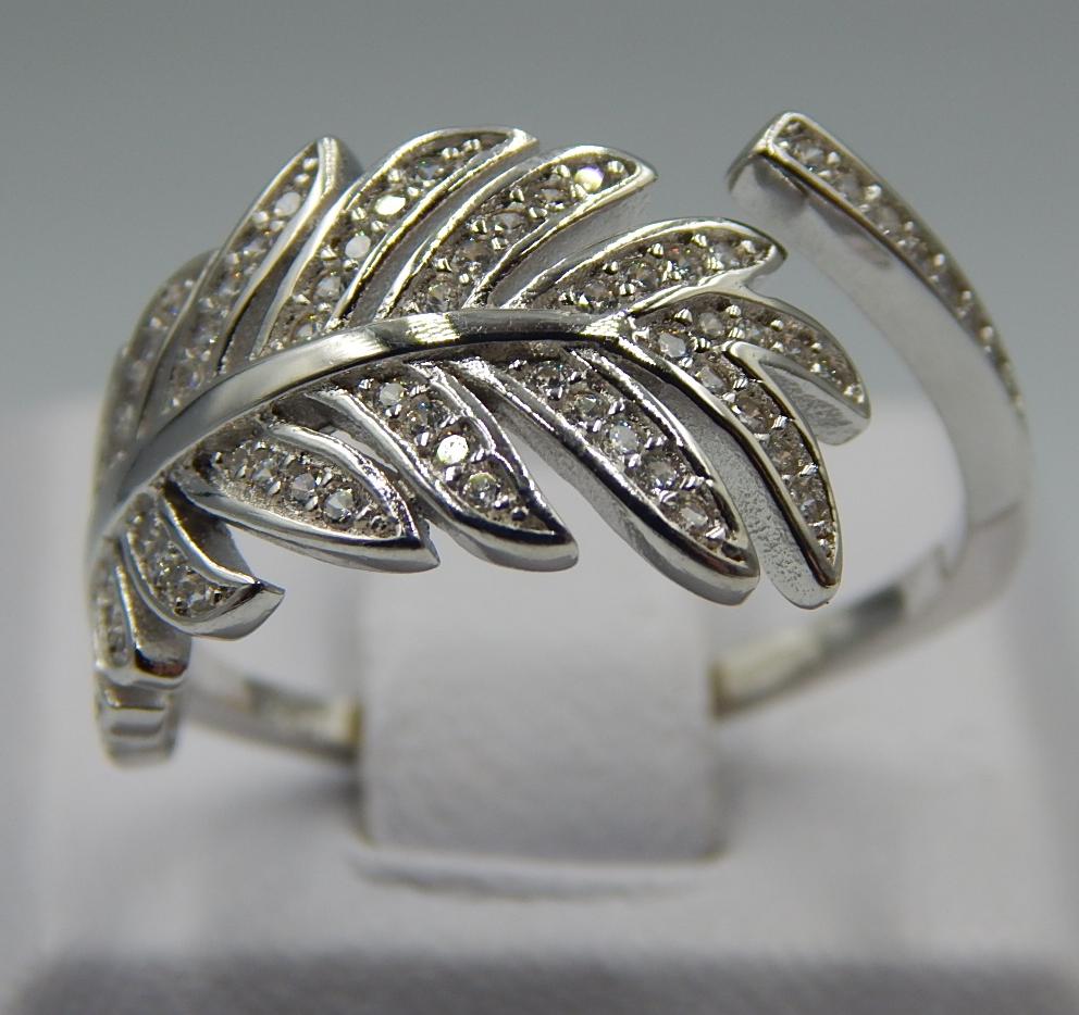 Серебряное кольцо с цирконием (33070739) 0