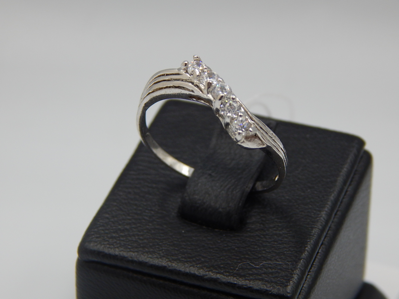 Серебряное кольцо с цирконием (30829414) 1