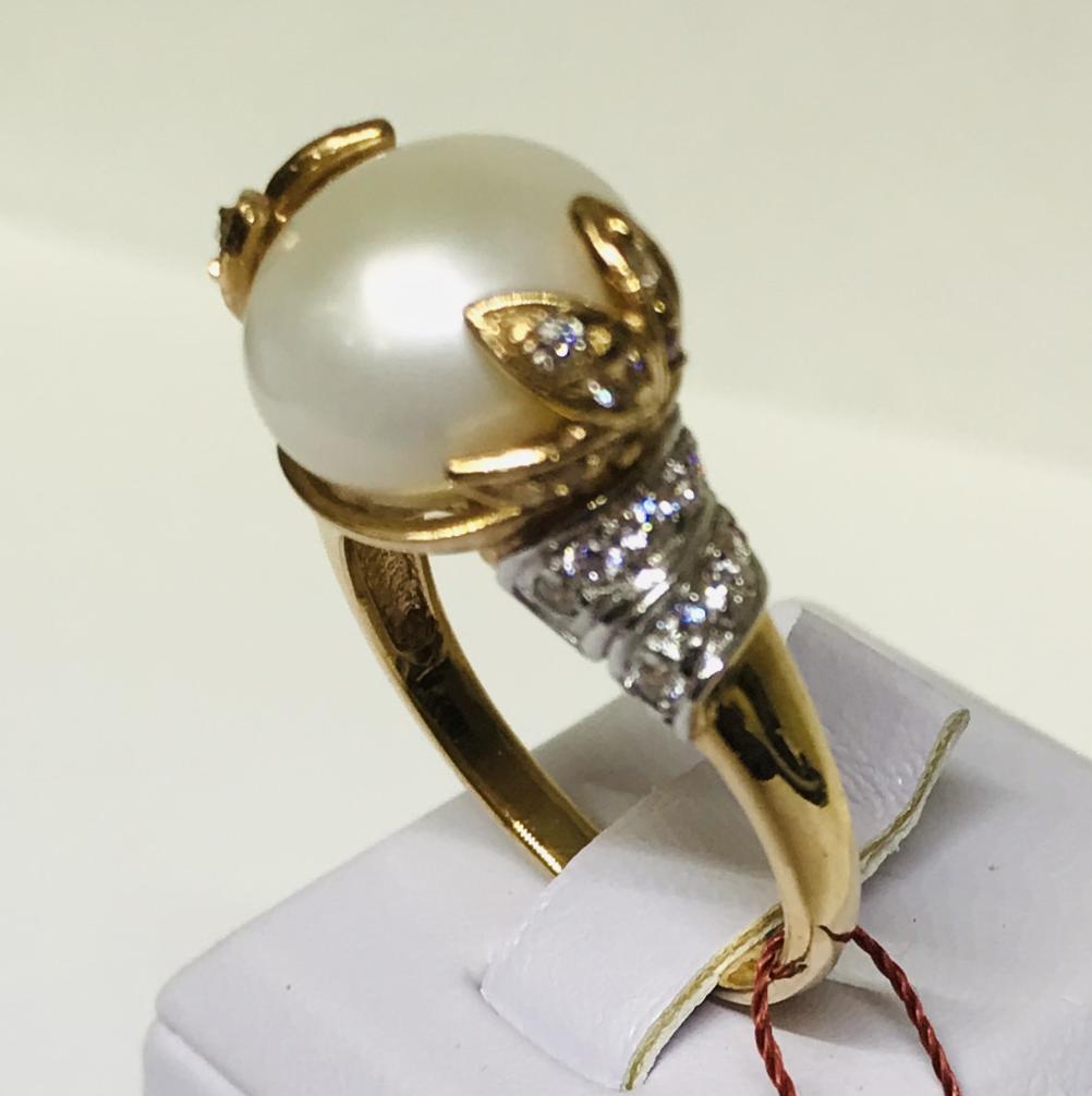 Кольцо из красного и белого золота с жемчугом и цирконием (28636012) 0